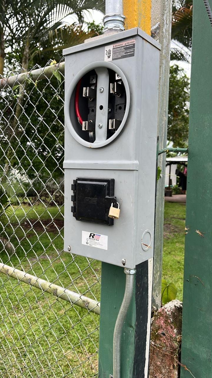 Acometida Eléctrica y Tablero Exterior — Poste, cableado subterráneo y centro de carga para intemperie