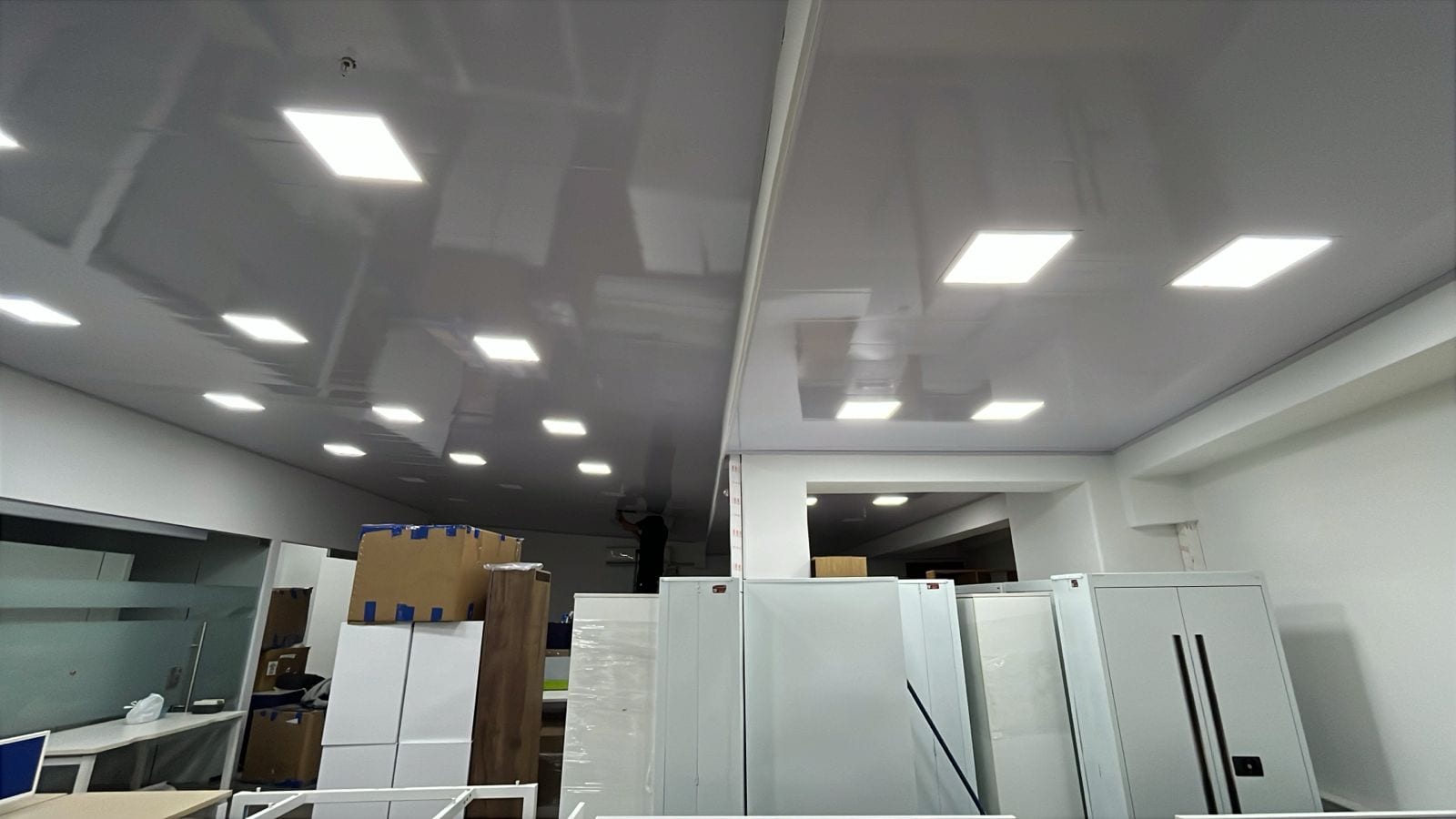 Iluminación LED en Oficina Corporativa — Paneles empotrados en cielo raso con distribución uniforme, San José