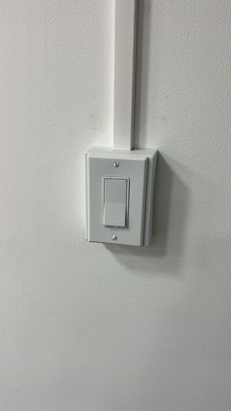 Instalaciones Eléctricas de Acabado Interior — Apagadores, tomacorrientes y canalización superficial