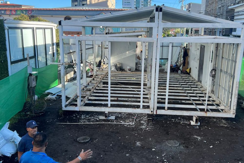Remodelación de Contenedores — Contenedores adaptados a un espacio con cerramientos de vidrio