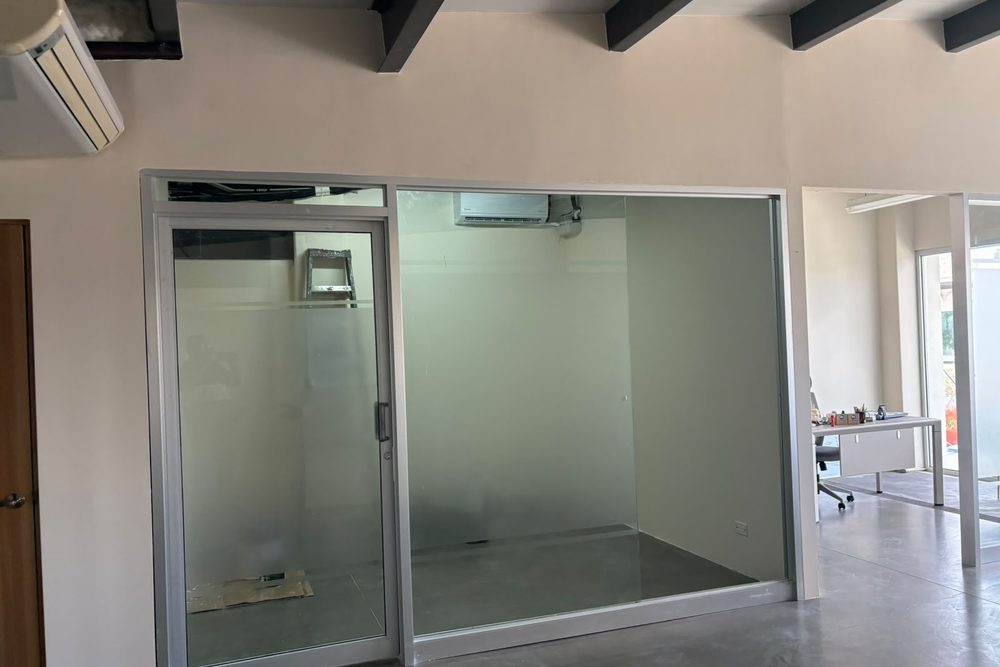 Remodelación de Contenedores — Contenedores adaptados a un espacio con cerramientos de vidrio