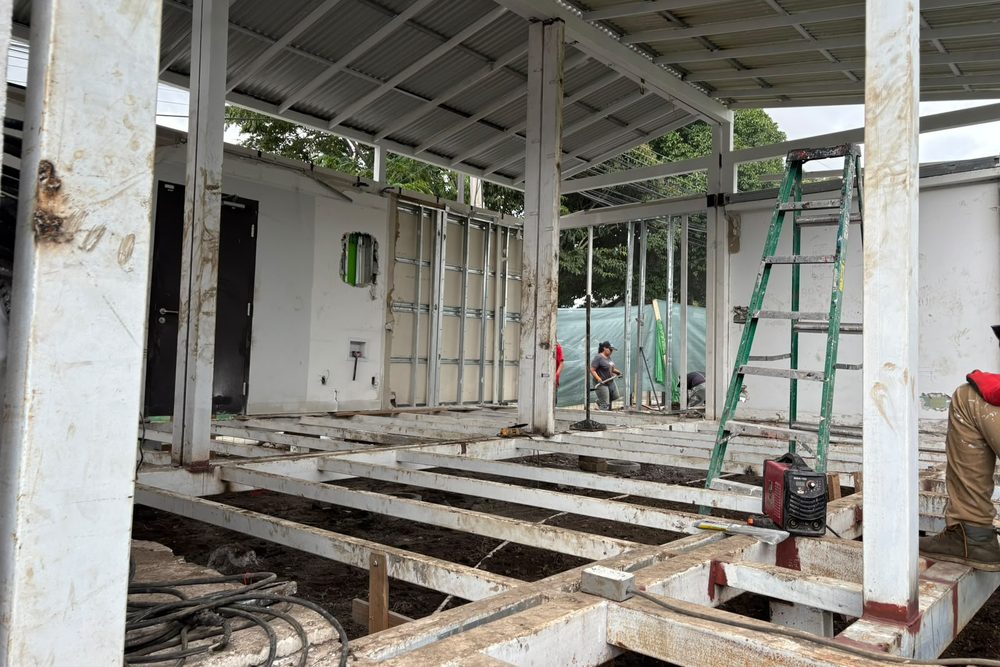 Remodelación de Contenedores — Contenedores adaptados a un espacio con cerramientos de vidrio