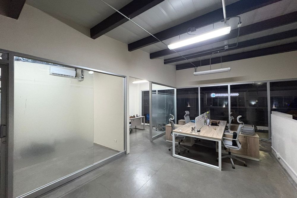 Remodelación de Oficinas — Divisiones en vidrio y aluminio para oficinas corporativas, San José