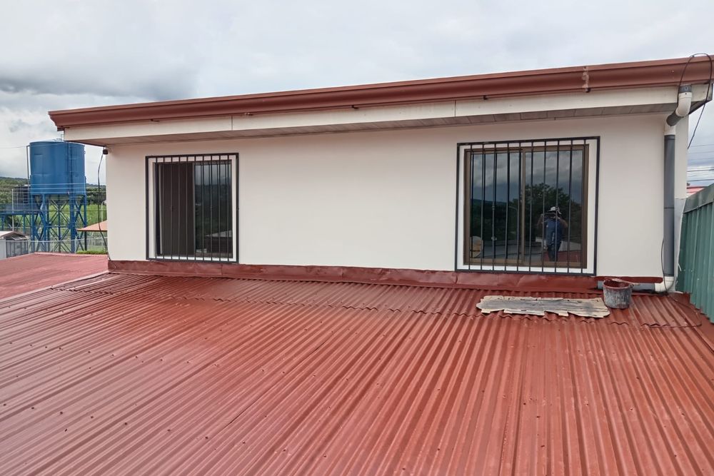 Restauración y Pintura de Casa — Casa de dos niveles restaurada por completo