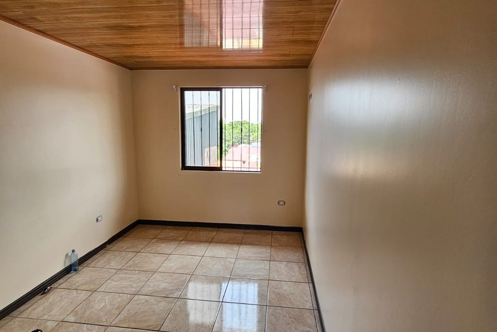 Restauración y Pintura de Casa — Casa de dos niveles restaurada por completo