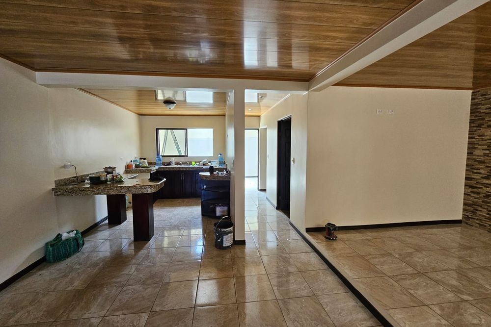 Restauración y Pintura de Casa — Casa de dos niveles restaurada por completo