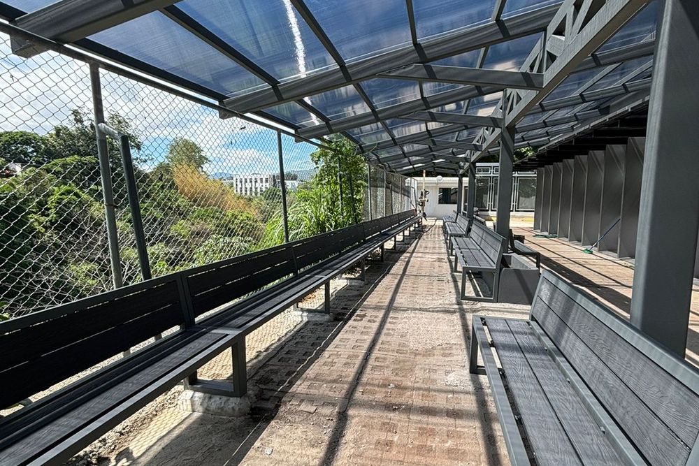 Zona de Descanso en Estructura Metálica — Techado, bancas y jardineras a medida, San José