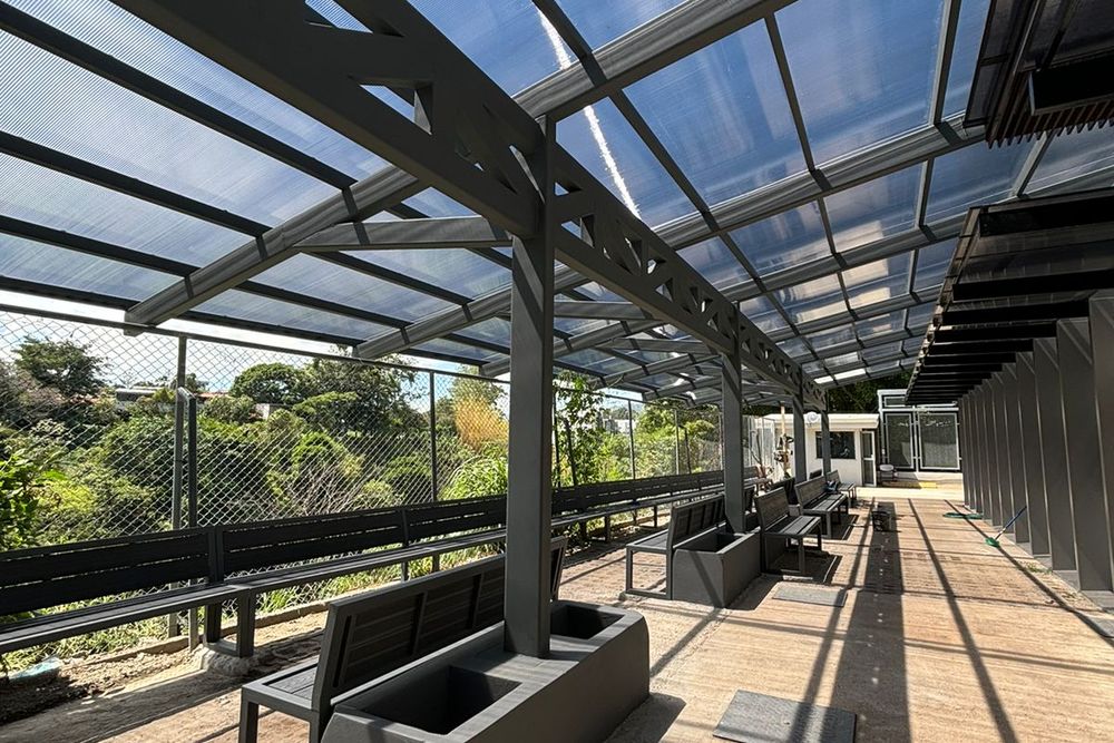 Zona de Descanso en Estructura Metálica — Techado, bancas y jardineras a medida