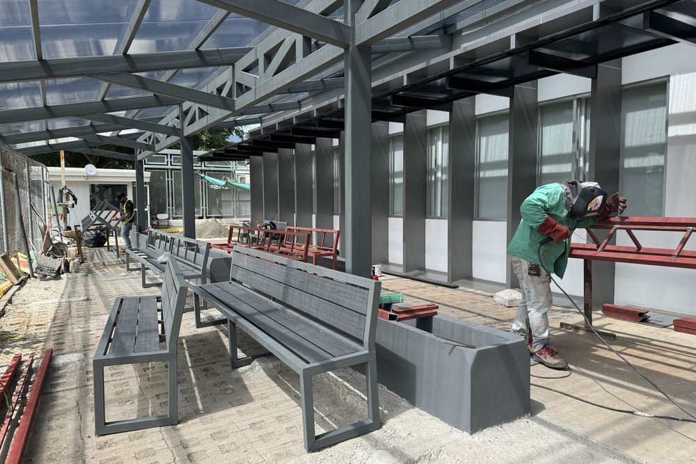 Zona de Descanso en Estructura Metálica — Techado, bancas y jardineras a medida