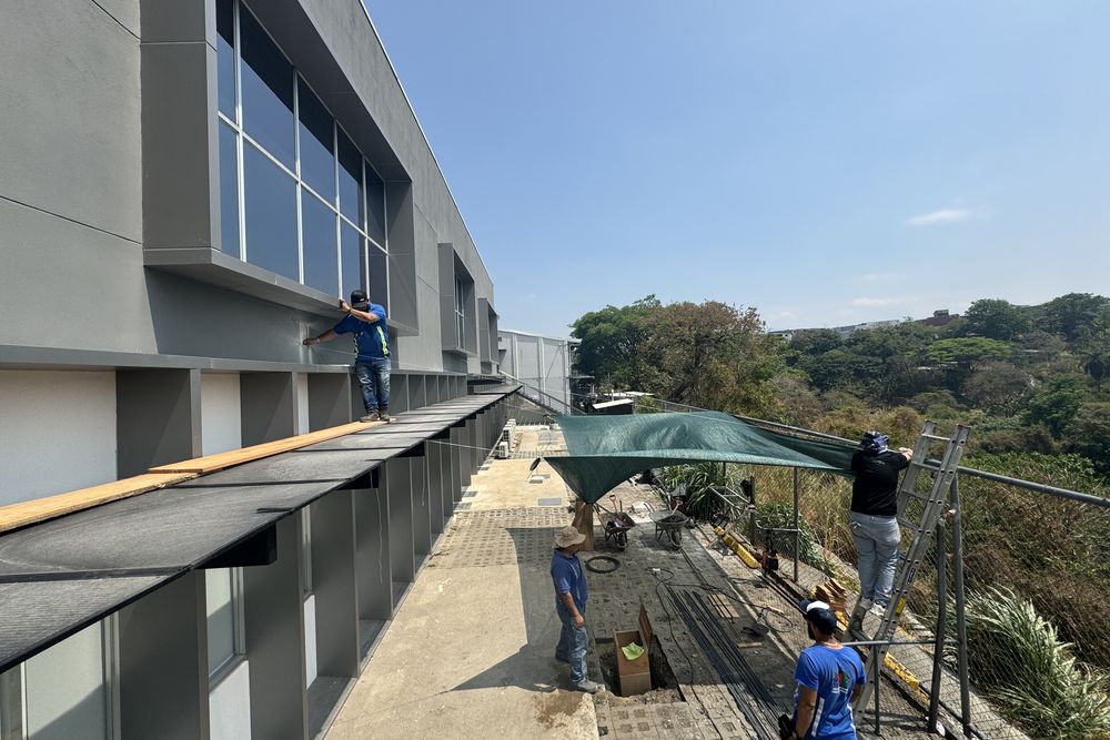 Zona de Descanso en Estructura Metálica — Techado, bancas y jardineras a medida